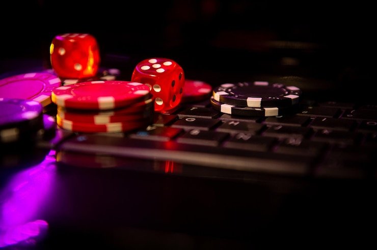 Caribbean Stud Poker di roqtoto dengan kartu dealer terbuka